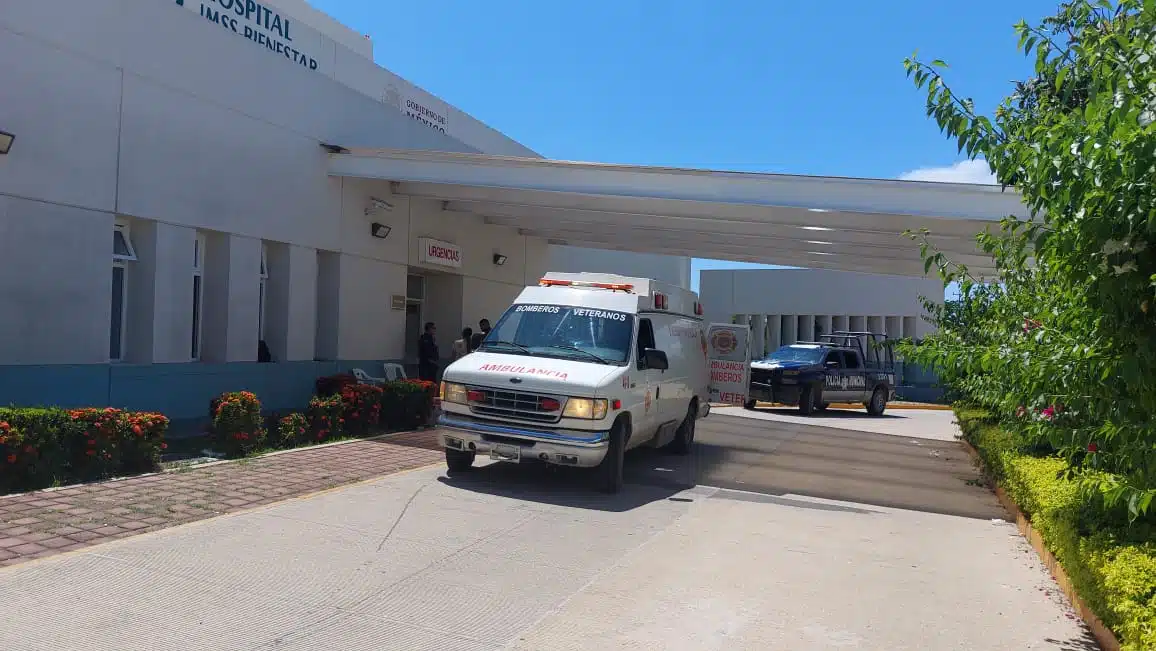Ambulancia llegando al Hospital General de Mazatlán