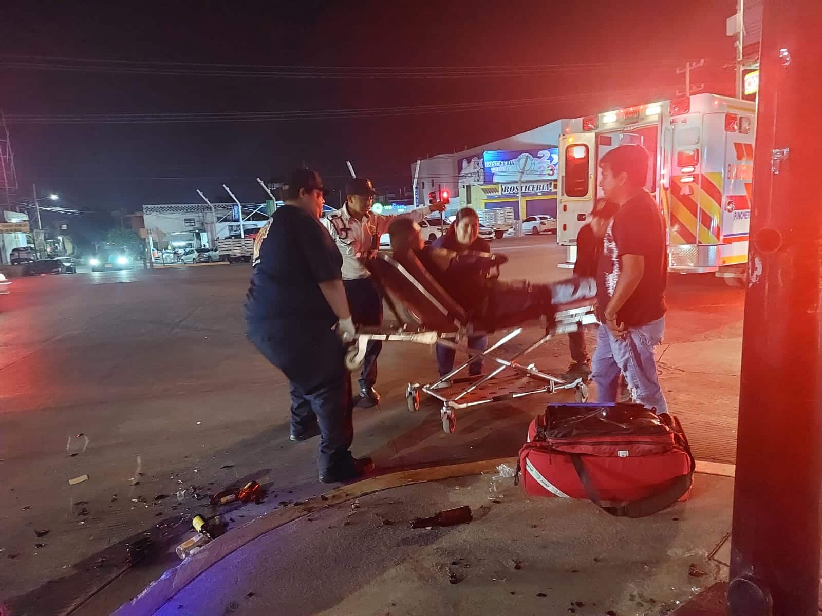 Bomberos Veteranos Mazatlán arribaron al lugar del accidente para atender a los heridos