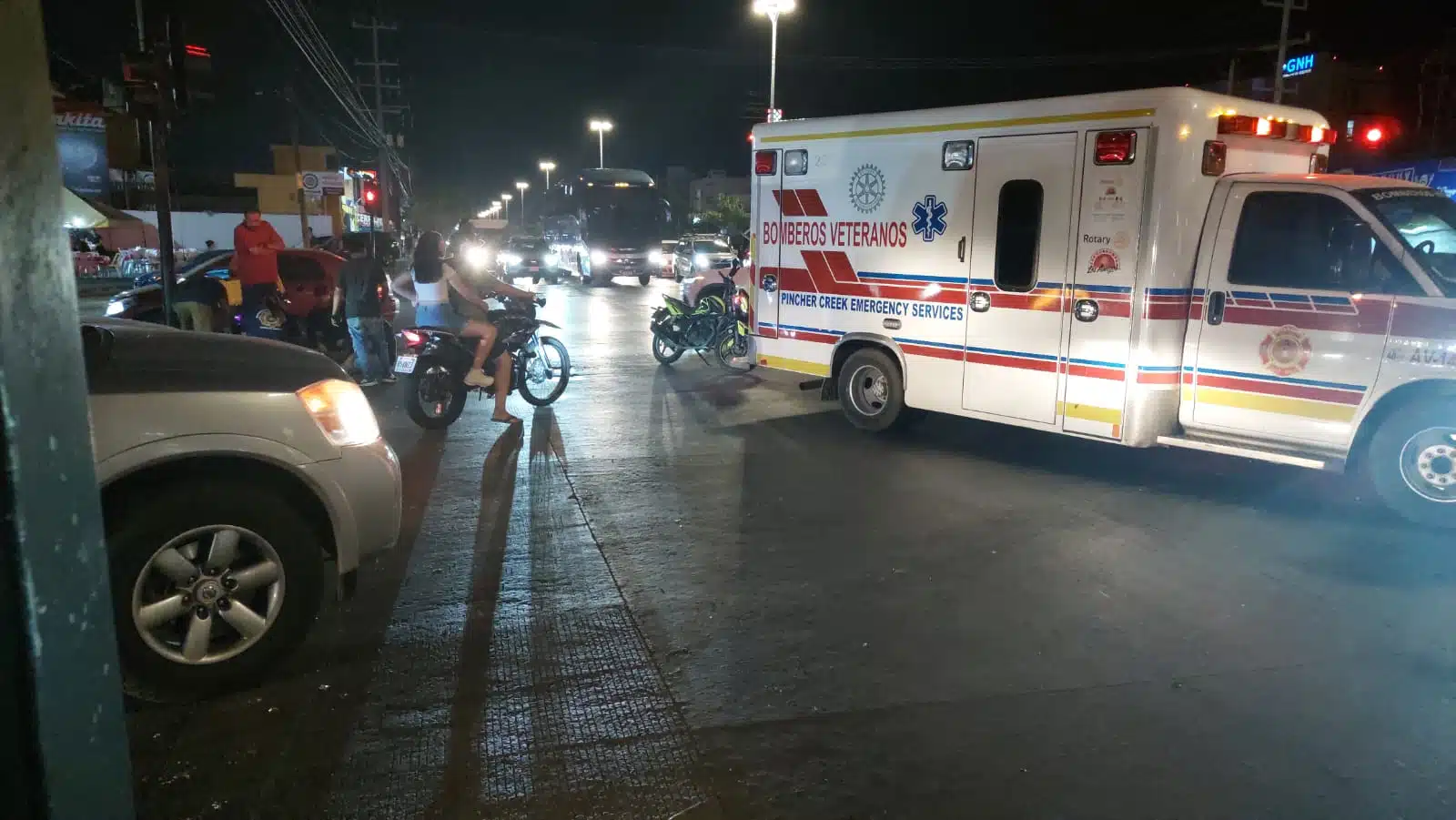 Bomberos Veteranos Mazatlán arribaron al lugar del accidente para atender a los heridos