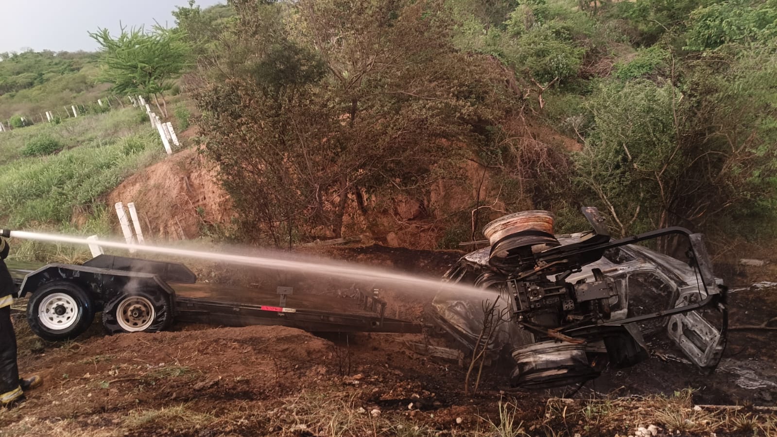 Bomberos Veteranos combatiendo las llamas derivadas del accidente vial