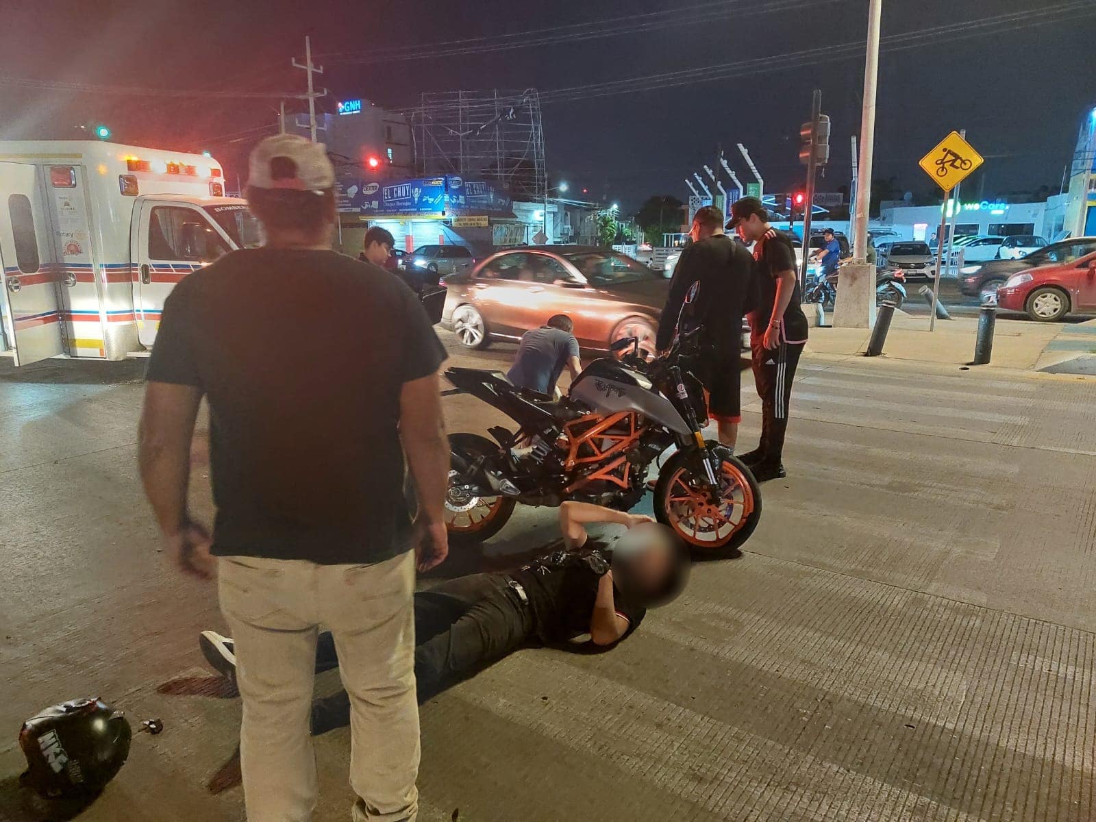 Bomberos Veteranos Mazatlán arribaron al lugar del accidente para atender a los heridos