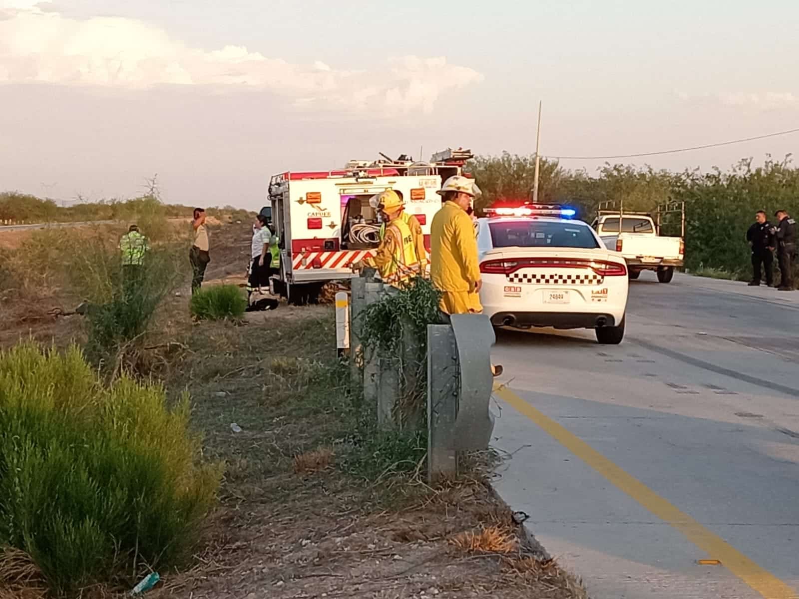 Autoridades y paramédicos en el lugar donde se registró el accidente del tráiler