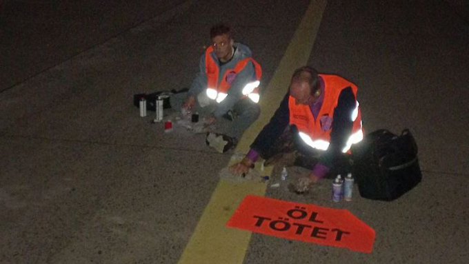 Activistas climáticos se pegan al suelo en un aeropuerto alemán