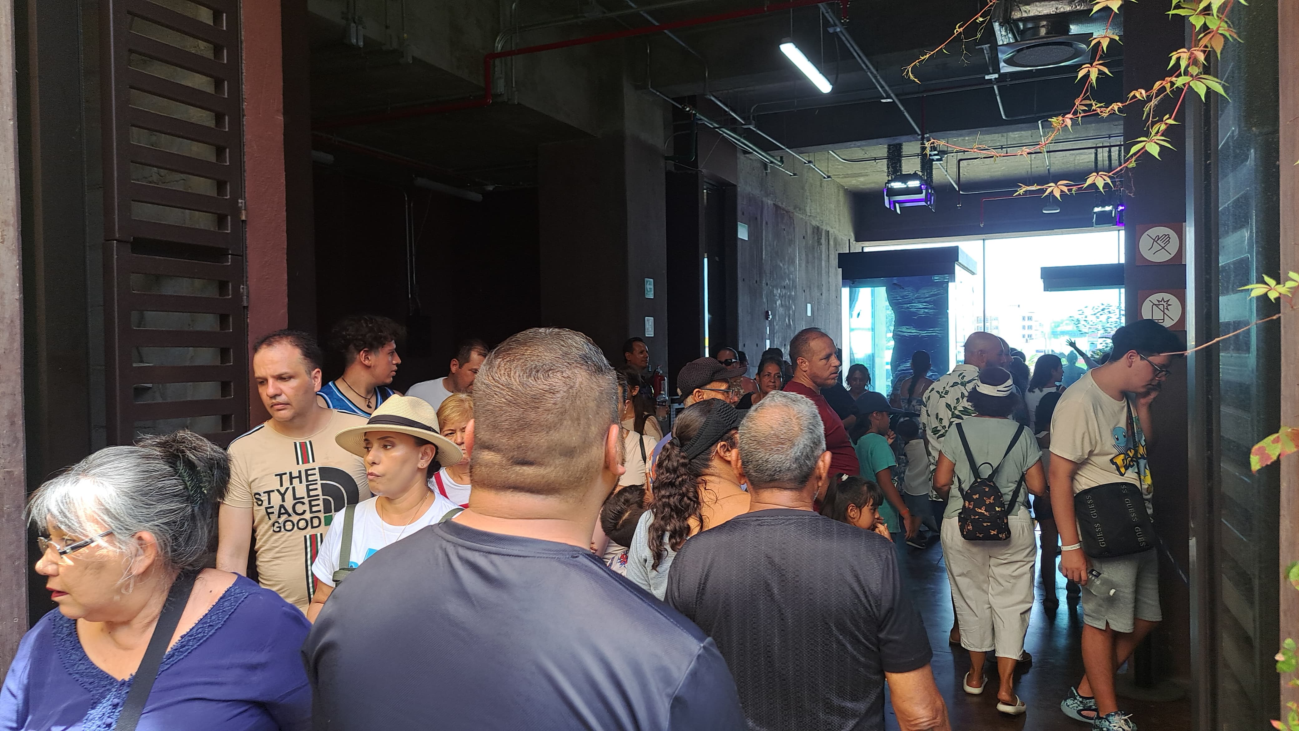 Turistas visitando el Gran Acuario durante su estadía en Mazatlán