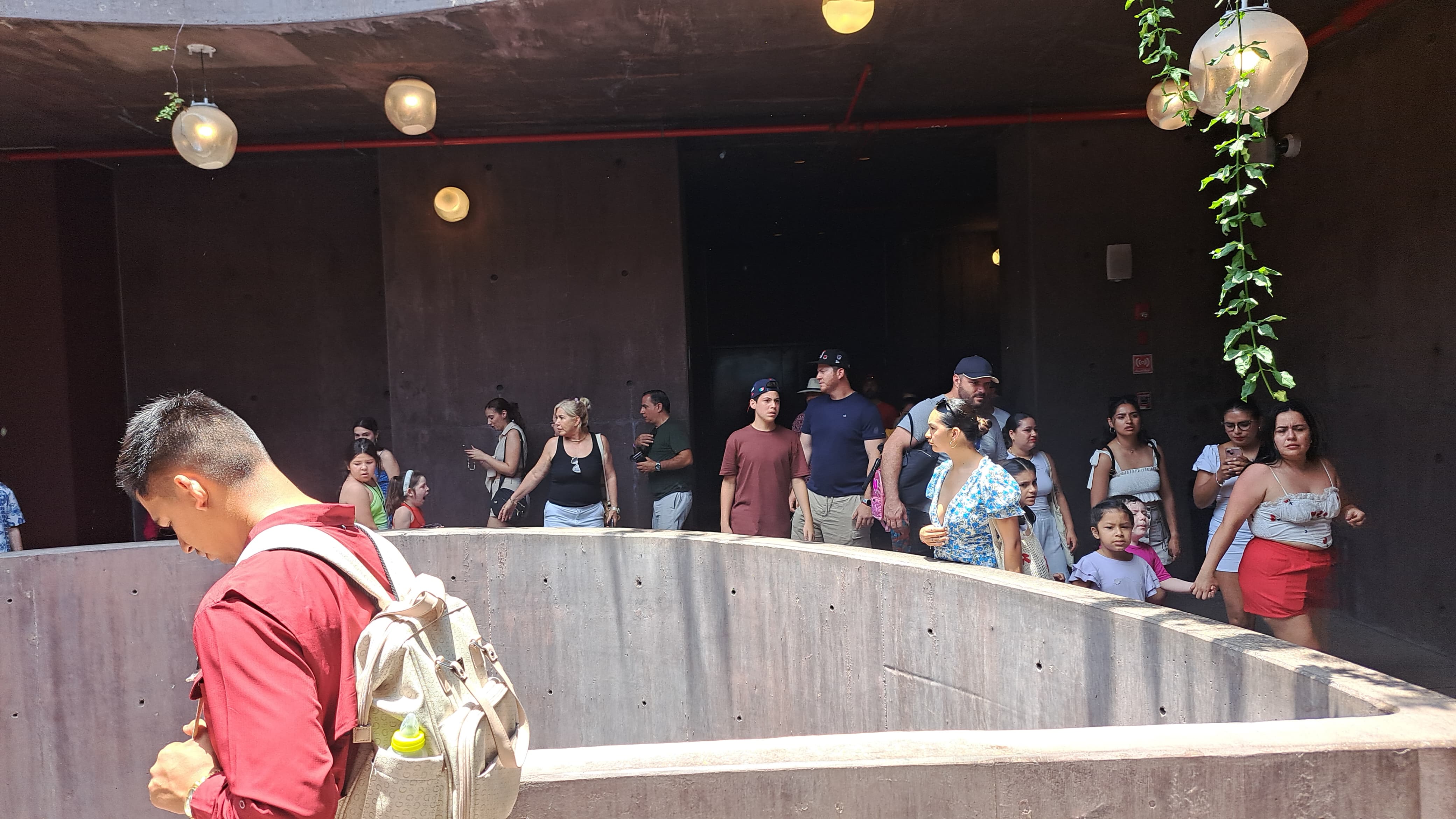 Turistas visitando el Gran Acuario durante su estadía en Mazatlán