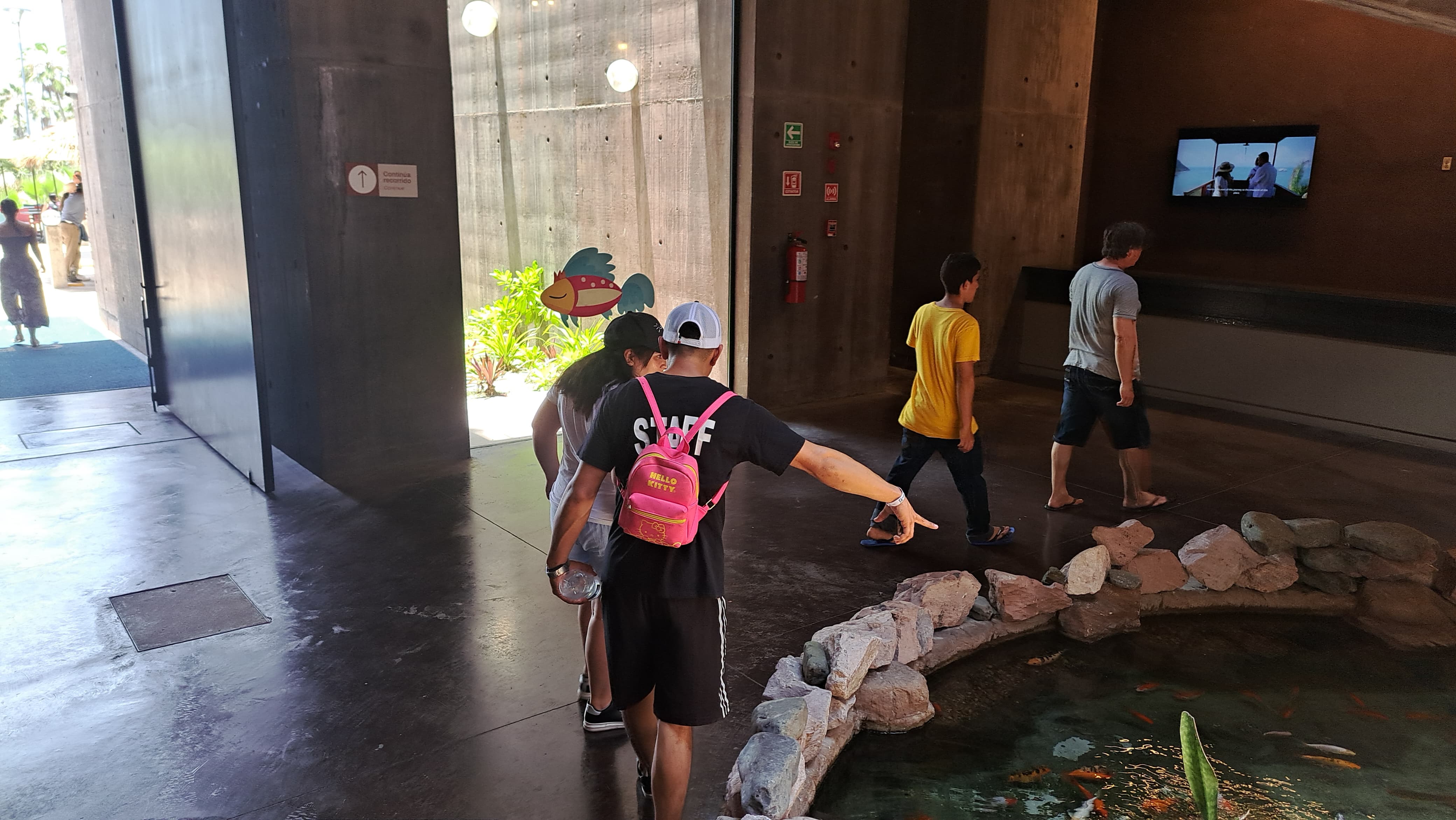 Turistas visitando el Gran Acuario durante su estadía en Mazatlán