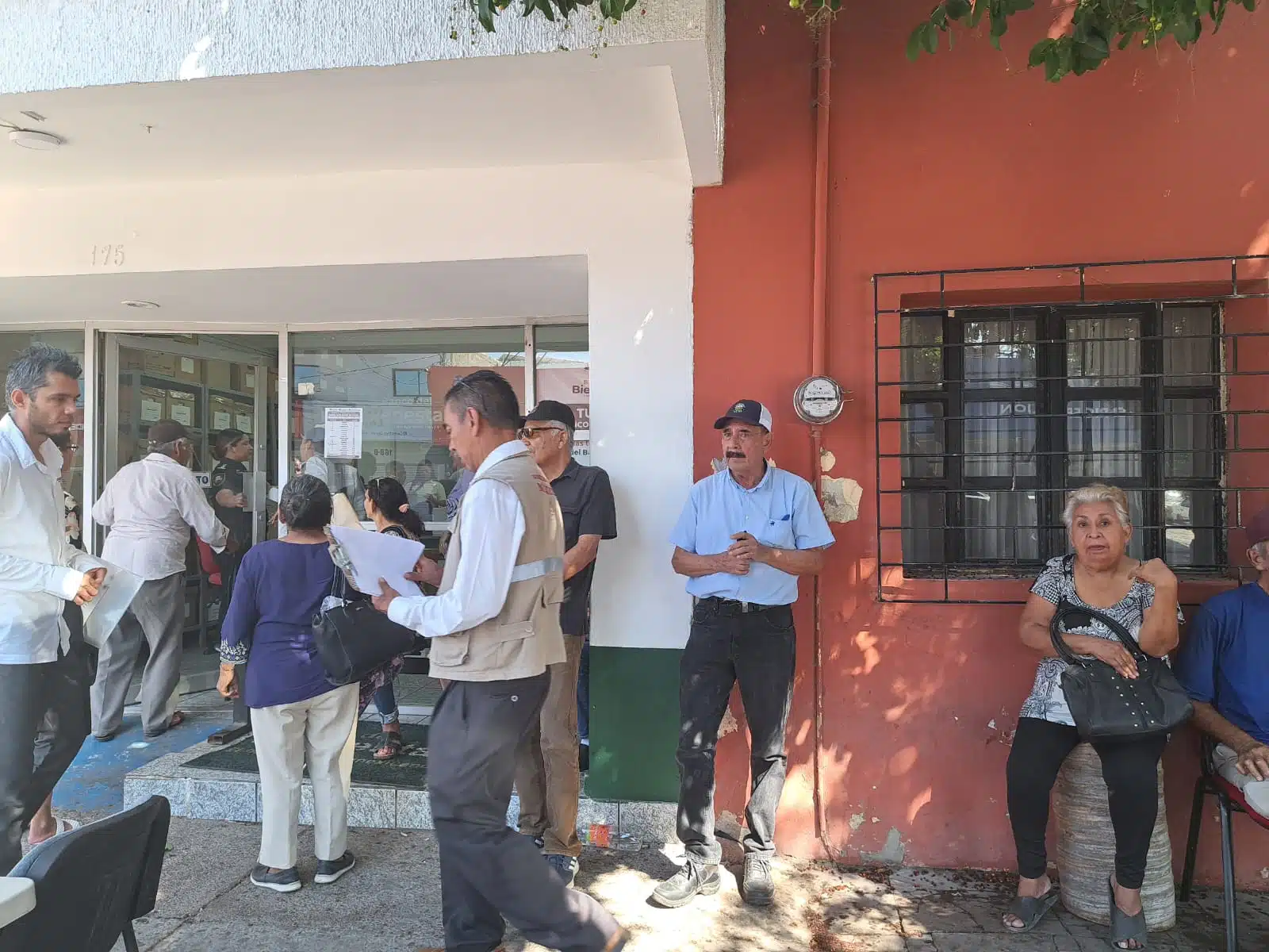 Adultos mayoers afuera del Banco Bienestar en Los Mochis