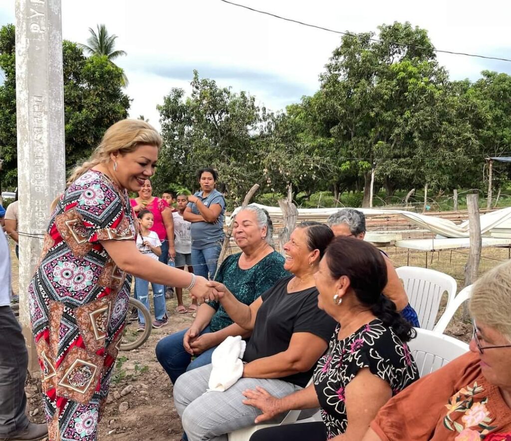 Alcaldesa Claudia Valdez saludando a las vecinas de Potrerillos