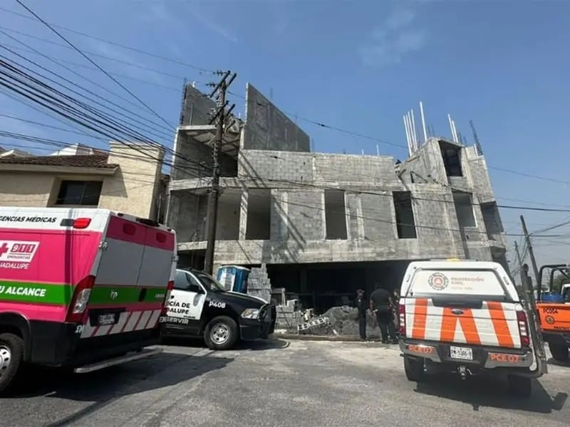 Albañil subió a un andamio en el tercer piso y murió electrocutado