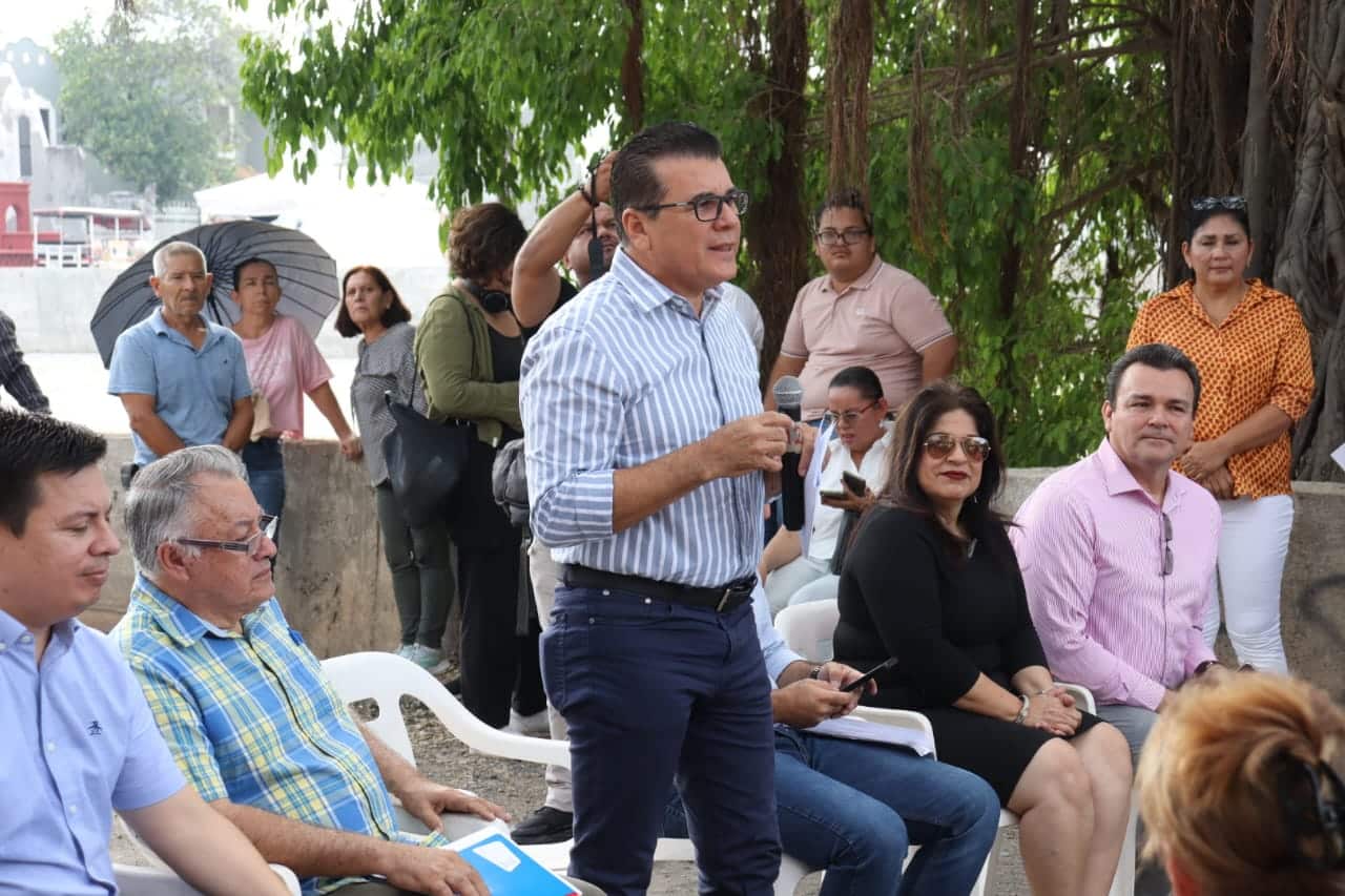 El alcalde Édgar González Zataráin entre los vecinos del fraccionamiento Jacarandas