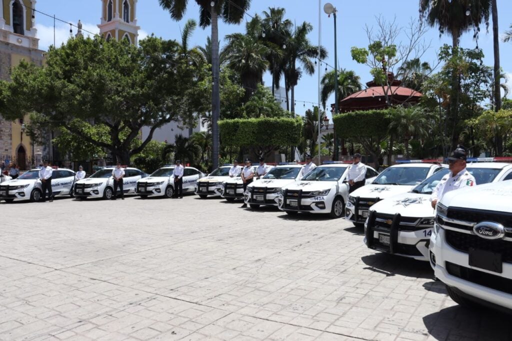 Alcalde Édgar González Zatarain entregó 10 patrullas ya equipadas y dos camionetas 4x4