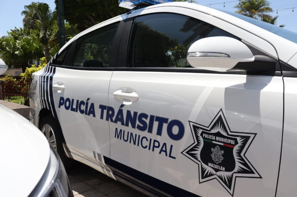 Alcalde Édgar González Zatarain entregó 10 patrullas ya equipadas y dos camionetas 4x4