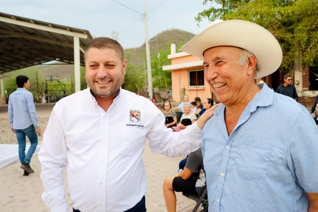 Alcalde entrega obra de pavimentación y alumbrado en Badiraguato