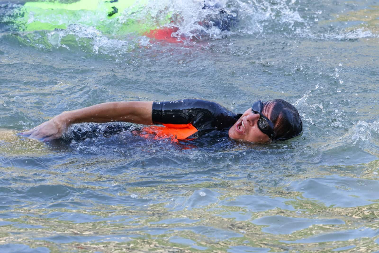 Alcaldesa parisina nada en el Río Sena para demostrar la calidad de agua previo a los JO 2024