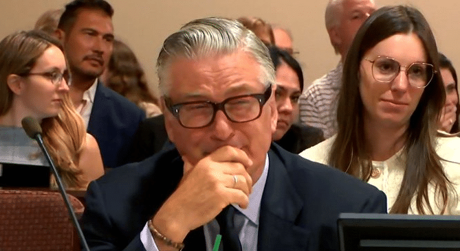Desestiman cargos de homicidio involuntario en contra de Alec Baldwin