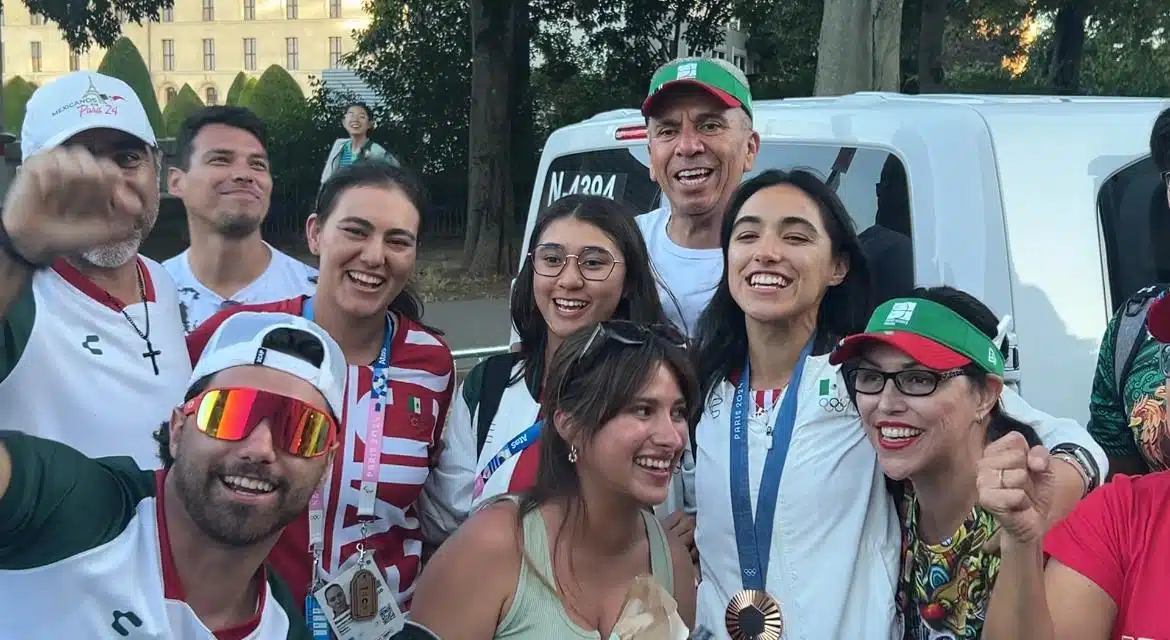 Alejandra Valencia, Ángela Ruiz y Ana Pau Vázquez con sus familias despues de ganar la medalla de bronce