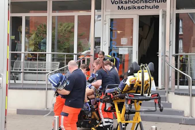 Alumnos acuchillan a profesor en una escuela de Alemania