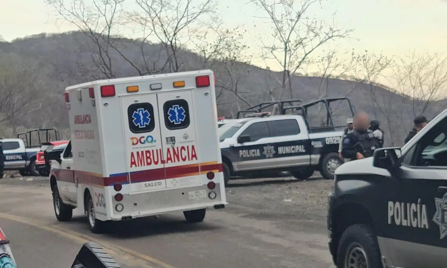 Ambulancia en la que era trasladado un hombre que remataron en Los Mayos, Sanalona