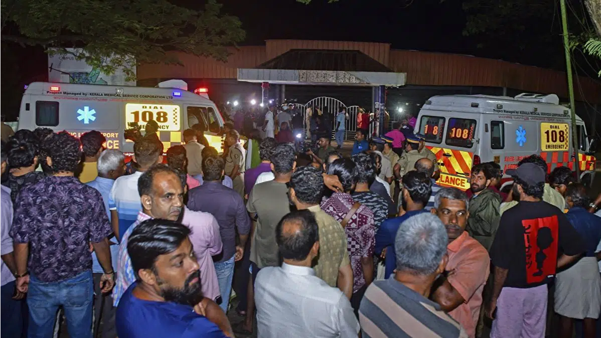 Decenas de personas se reúnen en un centro médico en India