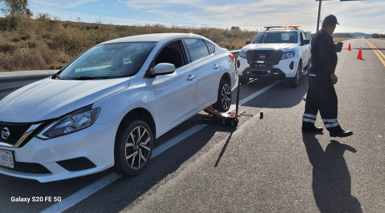 Ángeles Verdes alerta a conductores por baches en las carreteras de Sinaloa