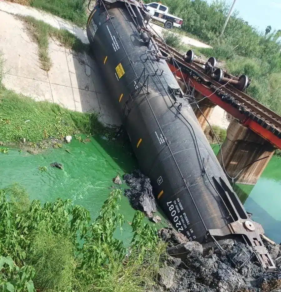 Aparatoso descarrilamiento de tren en Reynosa; 16 vagones caen de un puente elevado