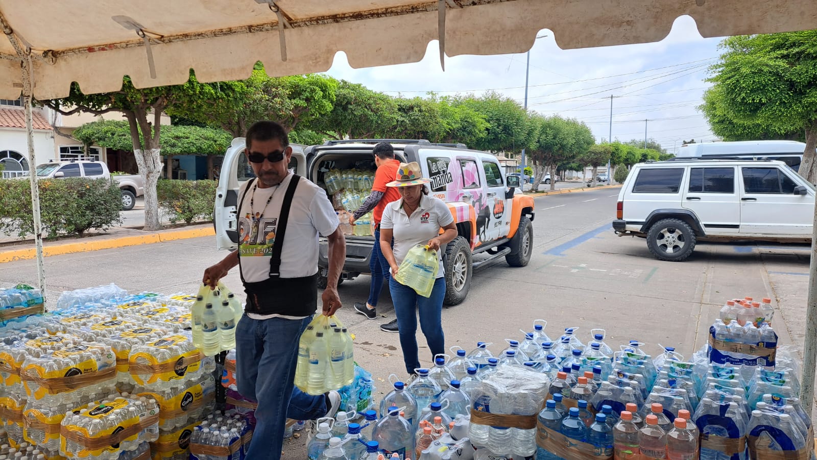 Botellas de agua en el Aquatón Guasave 2024