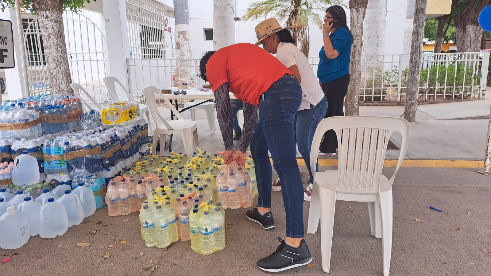 Botellas de agua en el Aquatón Guasave 2024