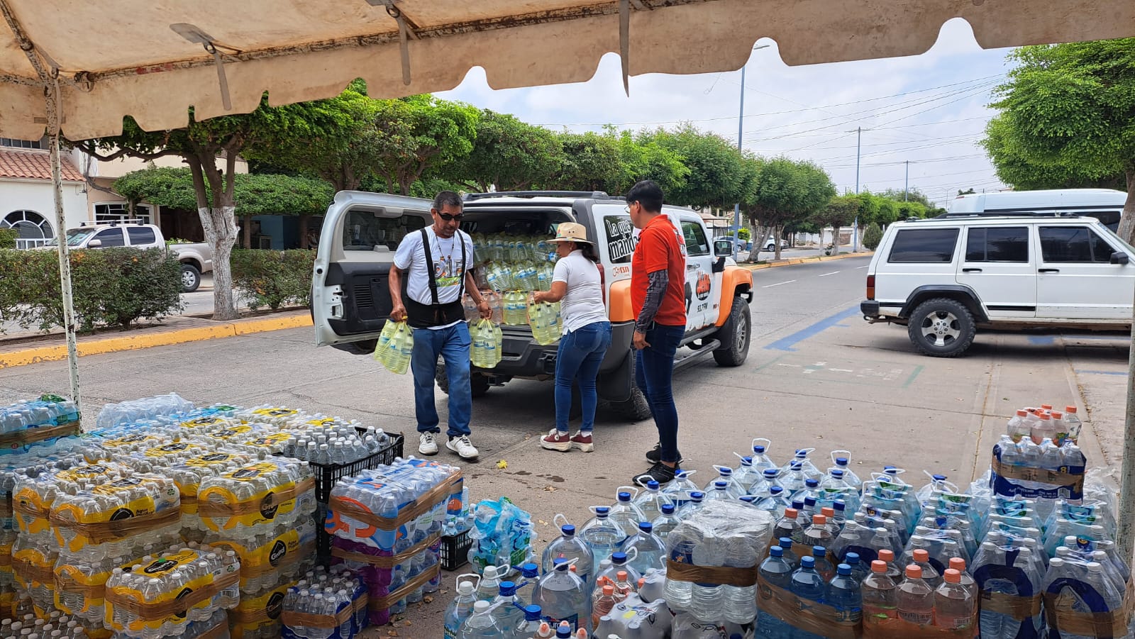Botellas de agua en el Aquatón Guasave 2024