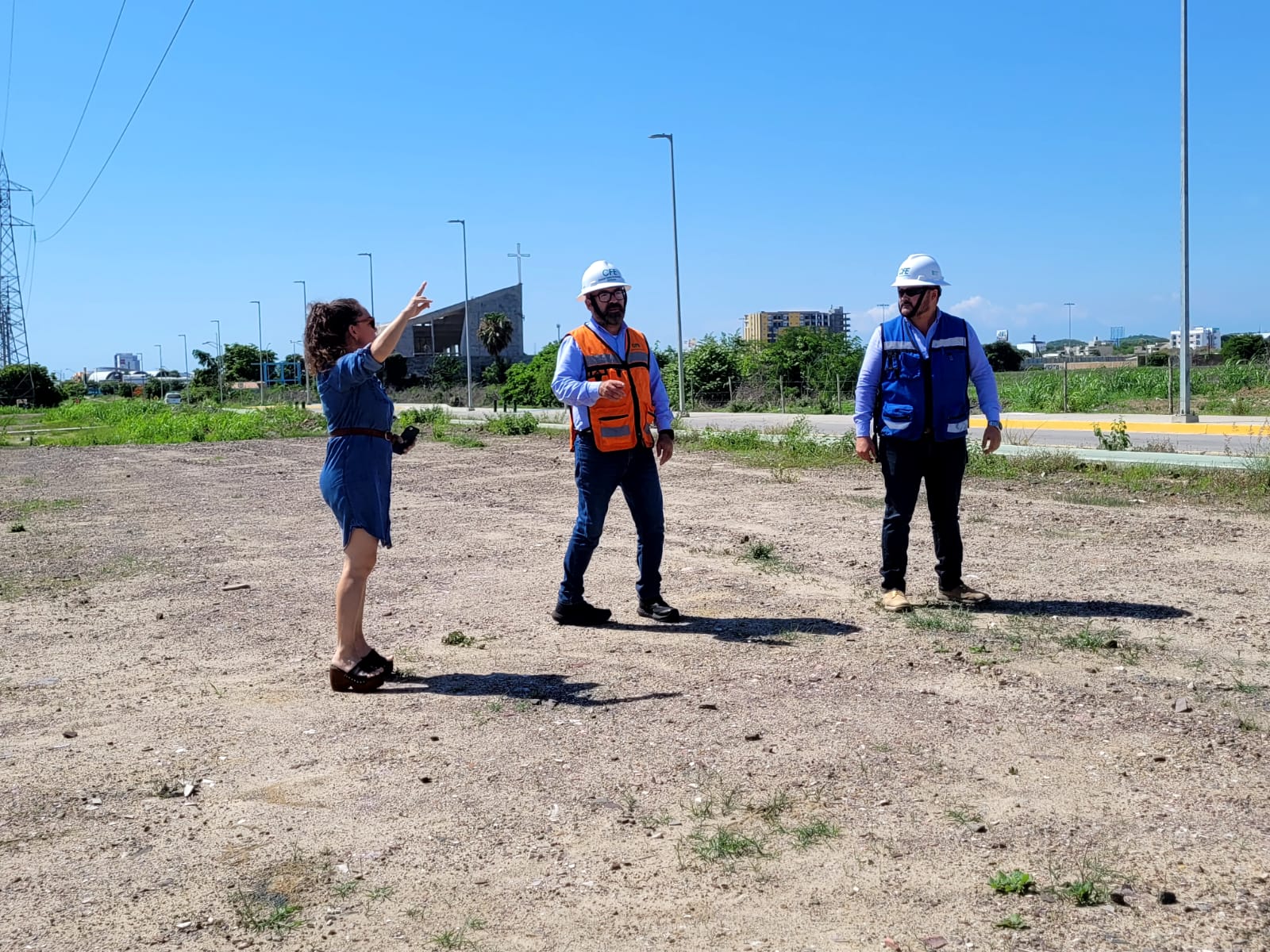 Eunice Murúa Figueroa haciendo un recorrido con personal de la CFE