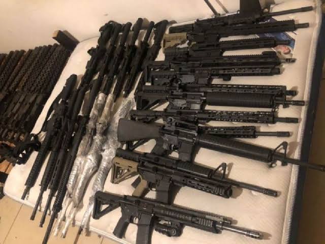 Arrestan a hombre en Florida por traficar armas a México