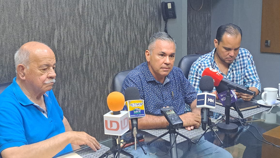 Arturo Velázquez Benítez en rueda de prensa