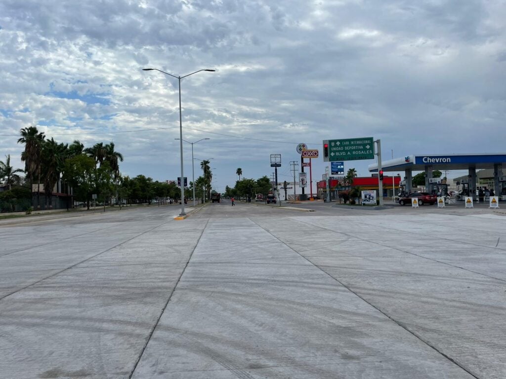autoridades de Ahome el banderazo de apertura a la circulación los carriles centrales del bulevar López Mateos en Los Mochis