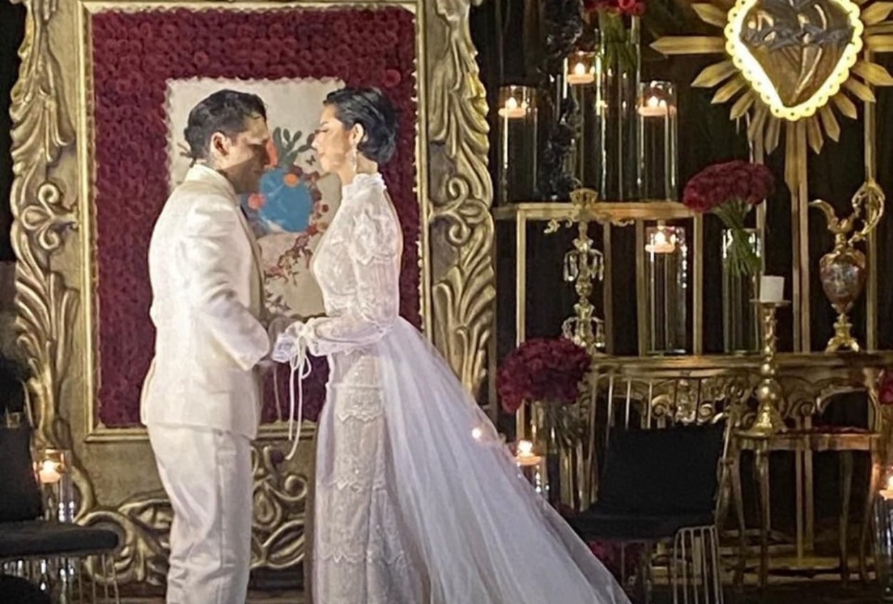 Así lucieron frente al altar; difunden fotos de Ángela Aguilar y Christian Nodal en su boda