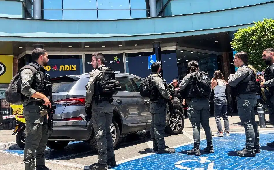 Fuerzas de seguridad de Israel en un centro comercial