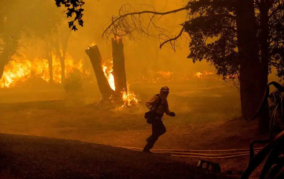 Autoridades evacuan a miles por incendio en California