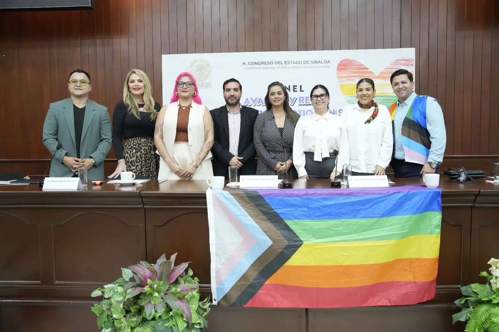 Participantes del panel “Avances y retos de la población LGBTIQ+ en Sinaloa” en el salón Constituyentes de 1917 del Congreso del Estado de Sinaloa