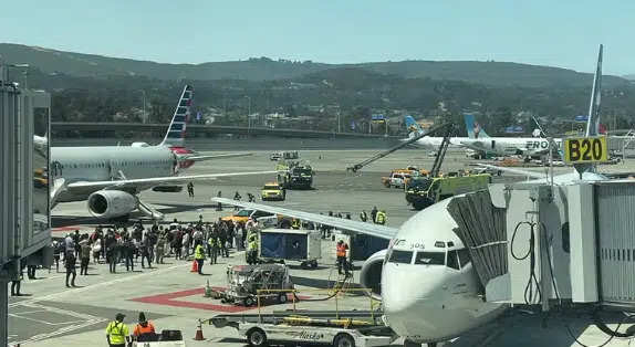 Evacúan avión en San Francisco por incendio de laptop