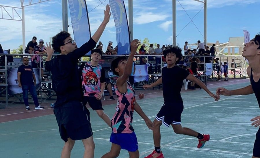 Jugadores de baloncesto en el Hoop It Up 3×3 en Mazatlán