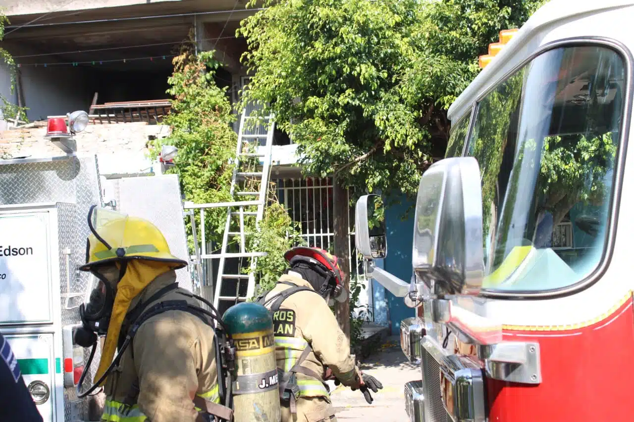 Elementos de bomberos en la casa que se incendió en la colonia 20 de Noviembre en Mazatlán