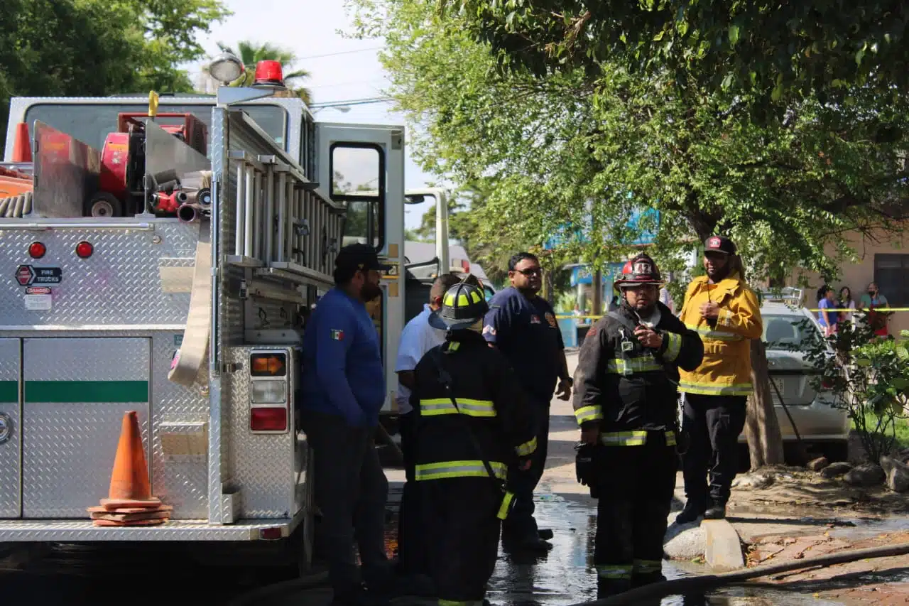 Elementos de bomberos en la casa que se incendió en la colonia 20 de Noviembre en Mazatlán