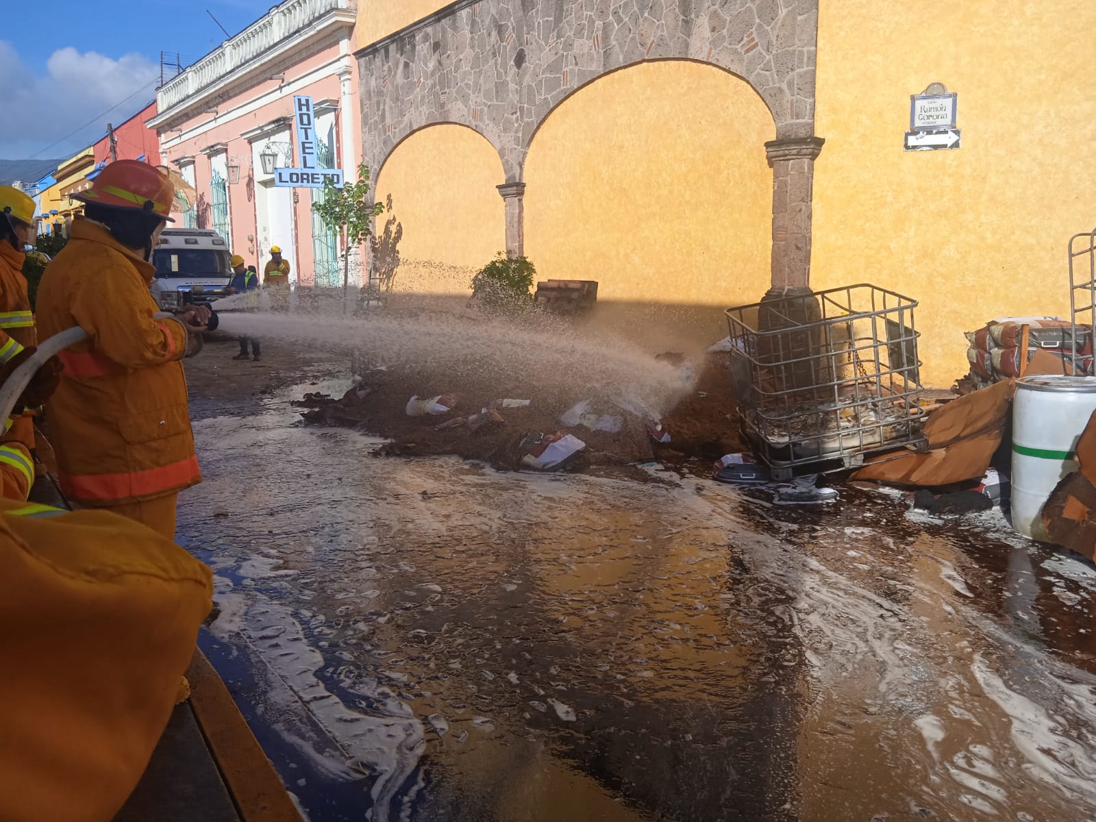 Bomberos atendiendo explosión en tequilera de jalisco