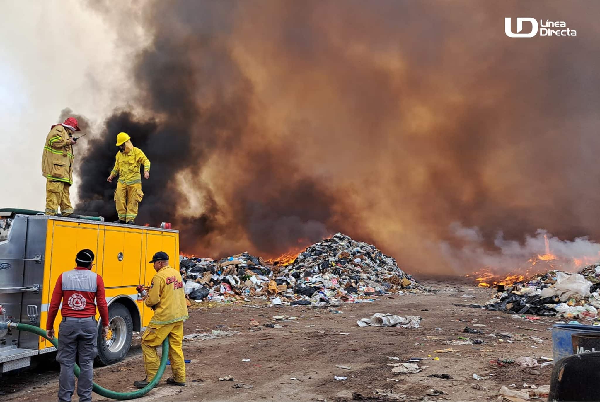 Bomberos en incendio de basurón