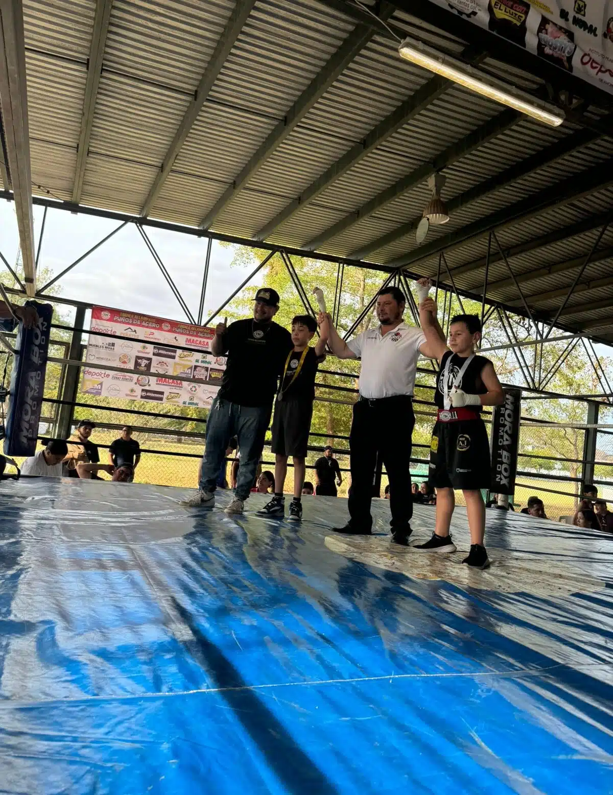 4 personas arriba de un ring de box en el Torneo Relámpago “Puños de Acero” en Los Mochis