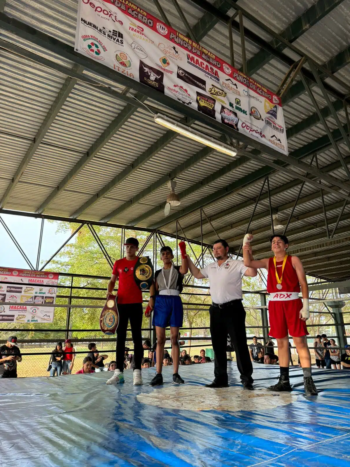 4 personas arriba de un ring de box en el Torneo Relámpago “Puños de Acero” en Los Mochis