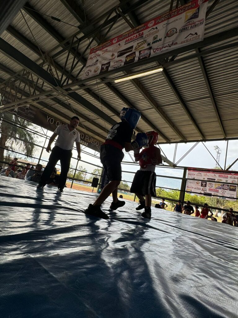 2 personas arriba de un ring boxeando en el Torneo Relámpago “Puños de Acero” en Los Mochis