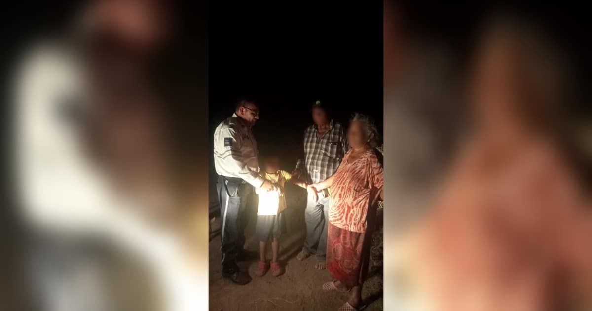 El pequeño Bruno, acompañado de un oficial de policía, reuniéndose de vuelta con sus abuelitos