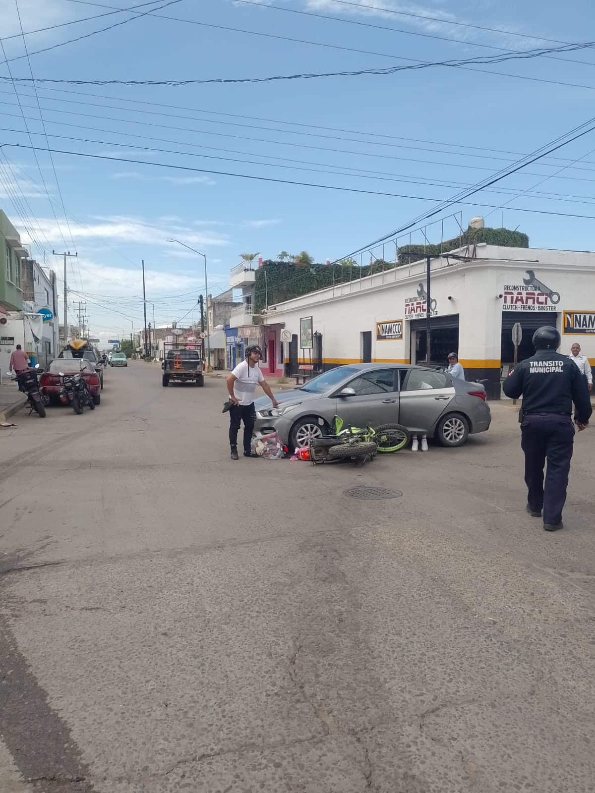 CHOQUE ENTRE AUTO Y MOTO EN ESCUINAPA1