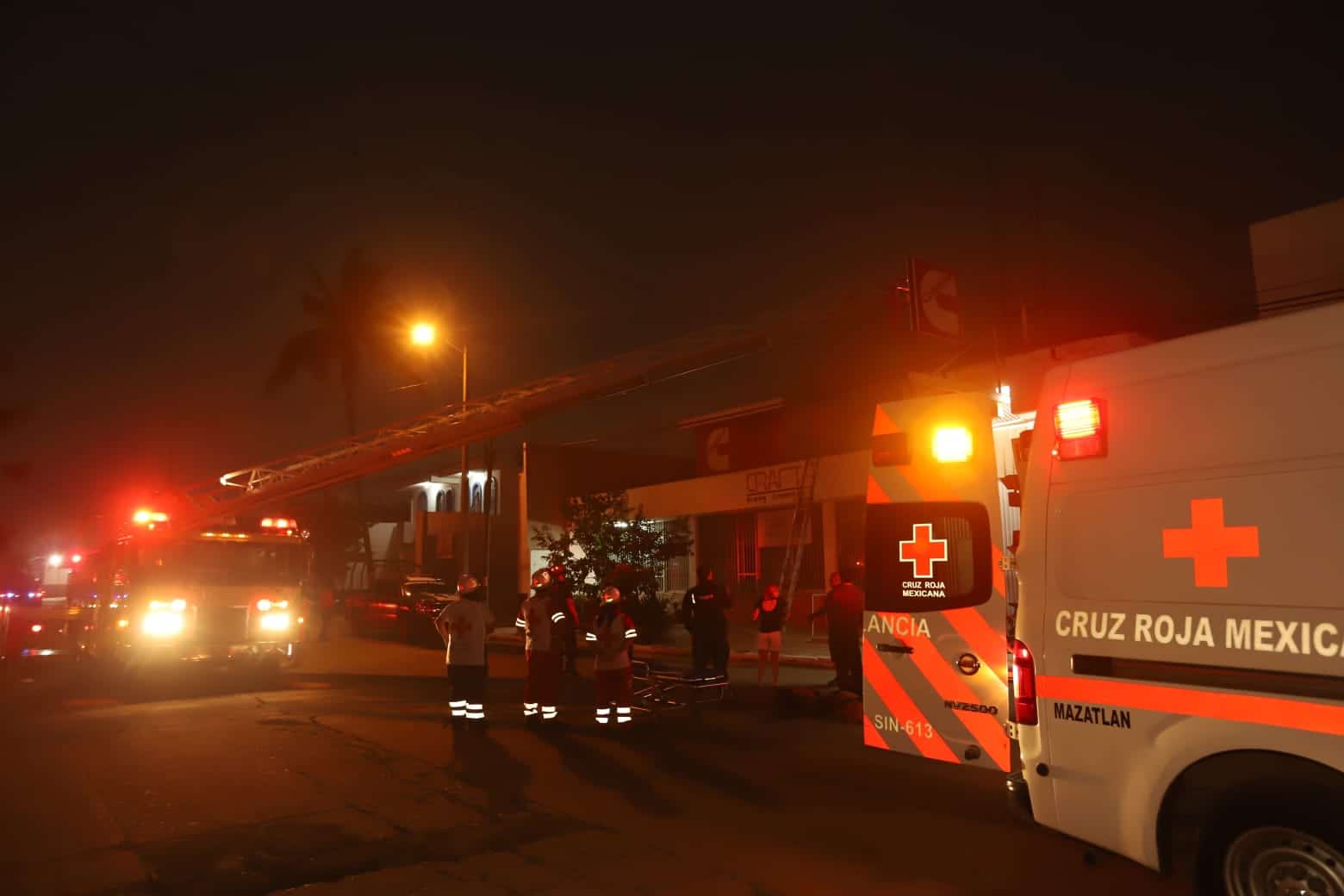 Bomberos y paramédicos de Cruz Roja en el lugar de los hechos