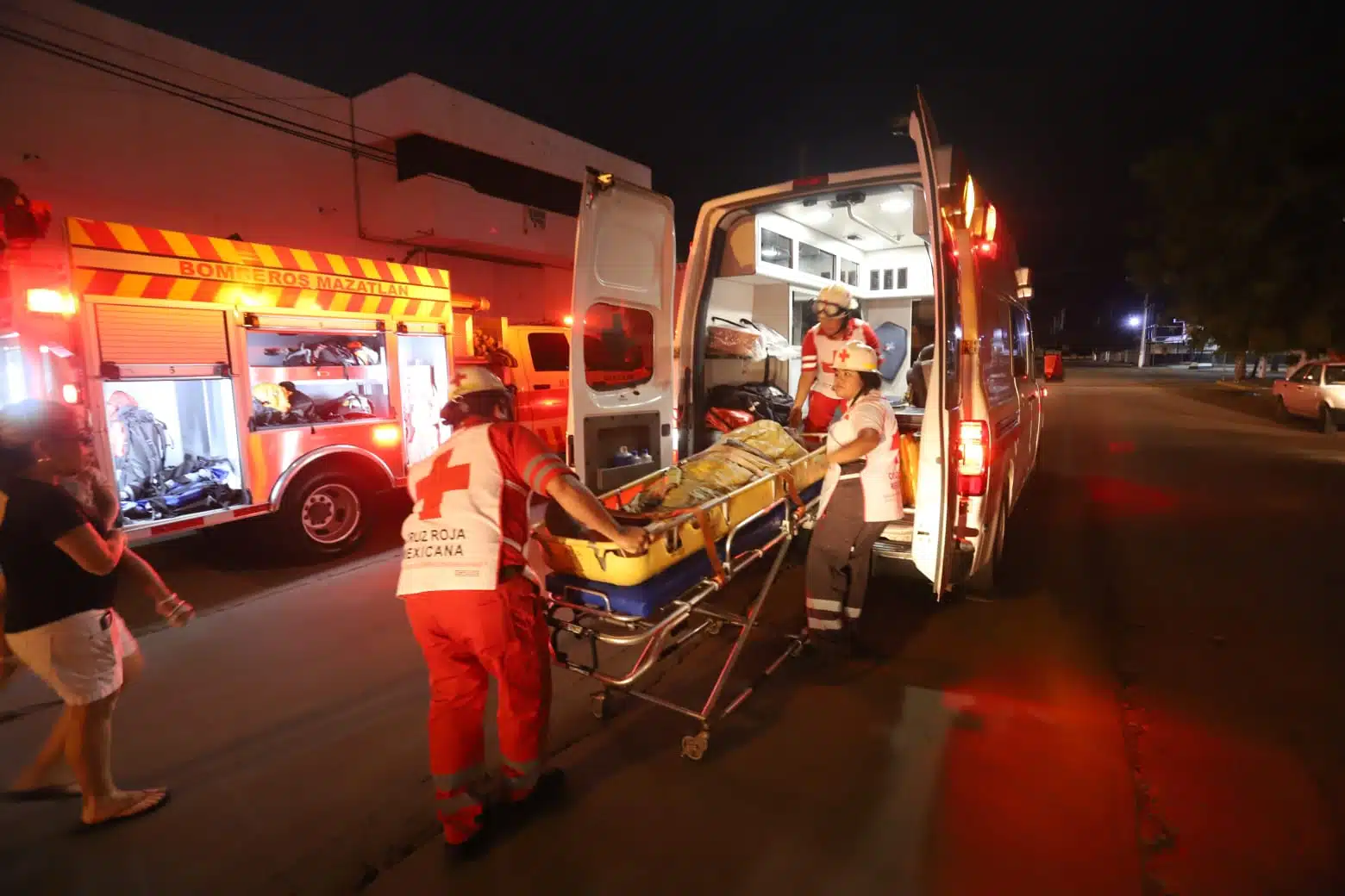 Paramédicos de Cruz Roja subiendo a la ambulancia al adulto lesionado