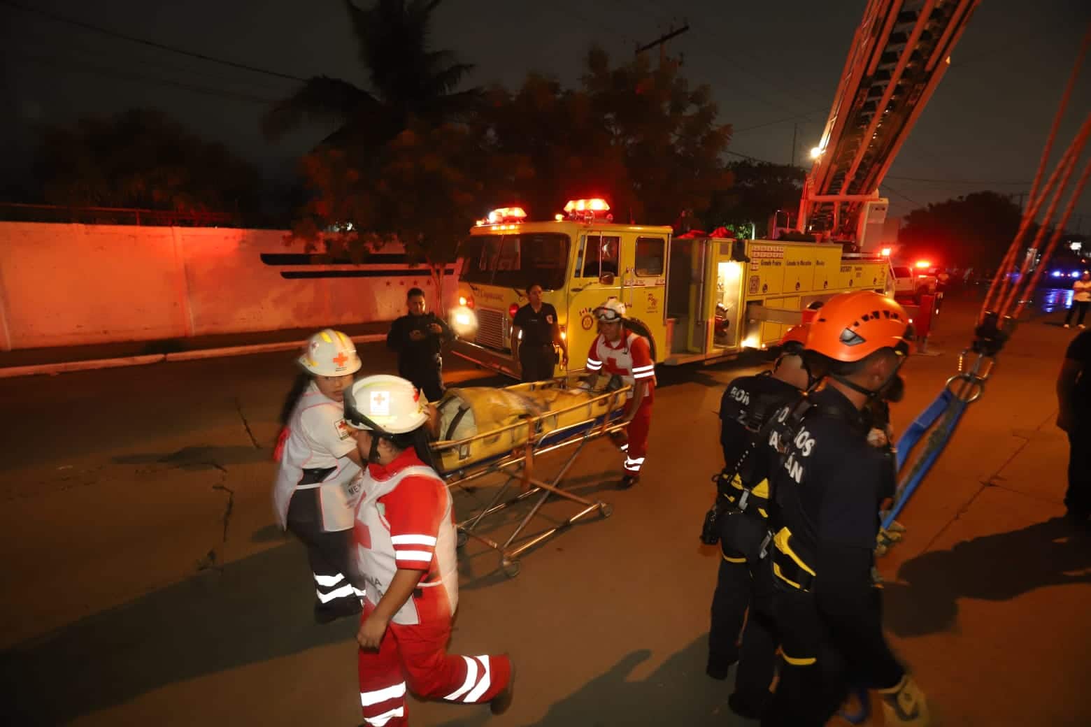 Bomberos y paramédicos de Cruz Roja en el lugar de los hechos